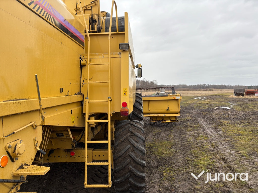 Skördetröska och vagn - NEW HOLLAND, TX68 PLUS