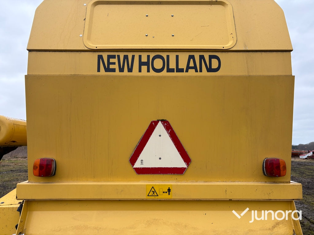 Skördetröska och vagn - NEW HOLLAND, TX68 PLUS