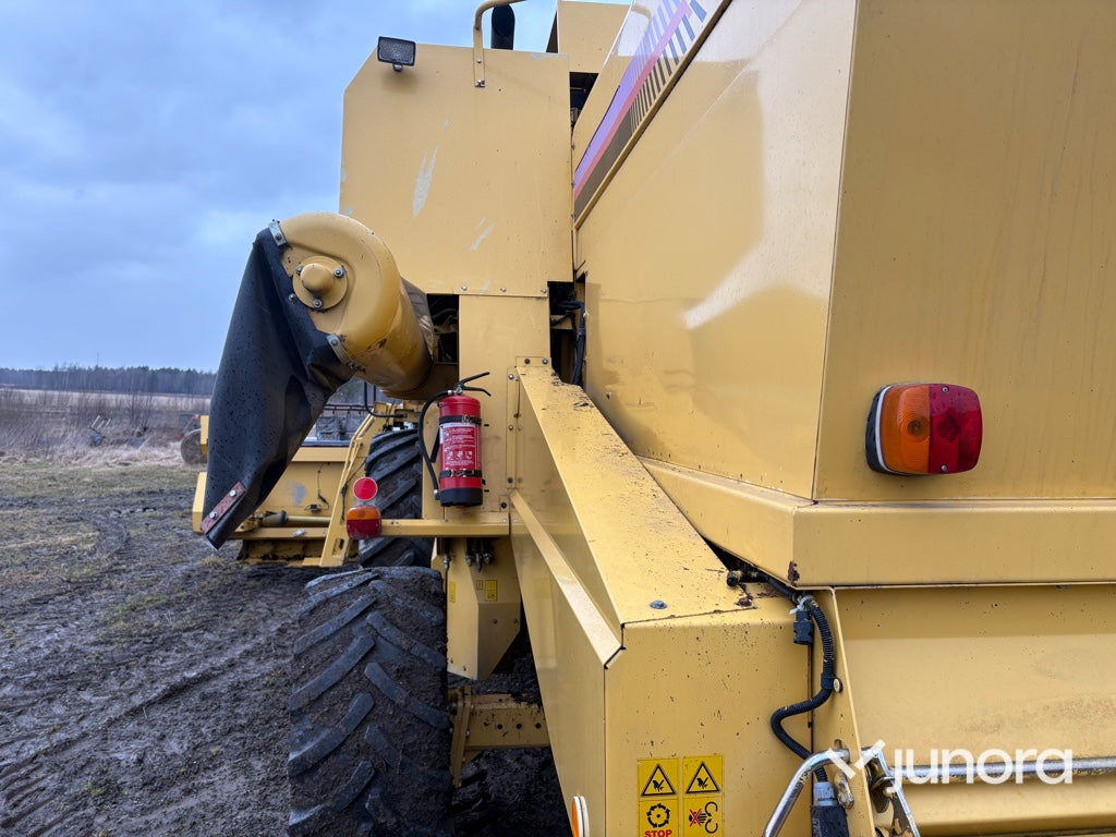 Skördetröska och vagn - NEW HOLLAND, TX68 PLUS