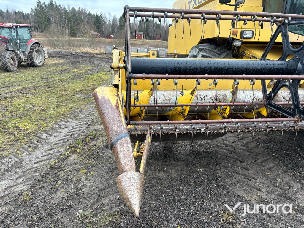 Skördetröska och vagn - NEW HOLLAND, TX68 PLUS