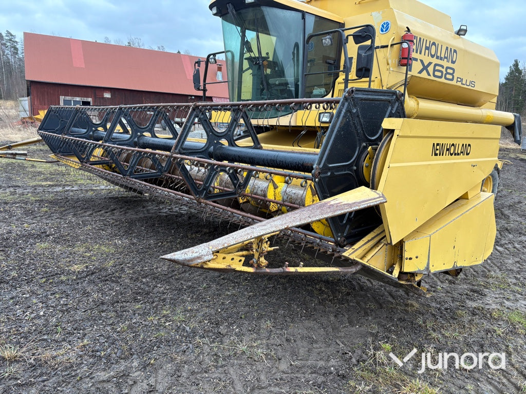 Skördetröska och vagn - NEW HOLLAND, TX68 PLUS