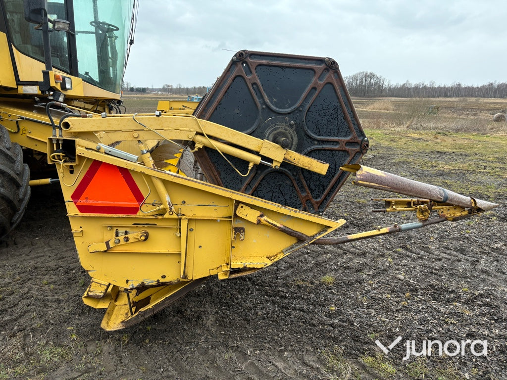 Skördetröska och vagn - NEW HOLLAND, TX68 PLUS