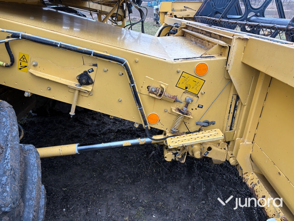 Skördetröska och vagn - NEW HOLLAND, TX68 PLUS