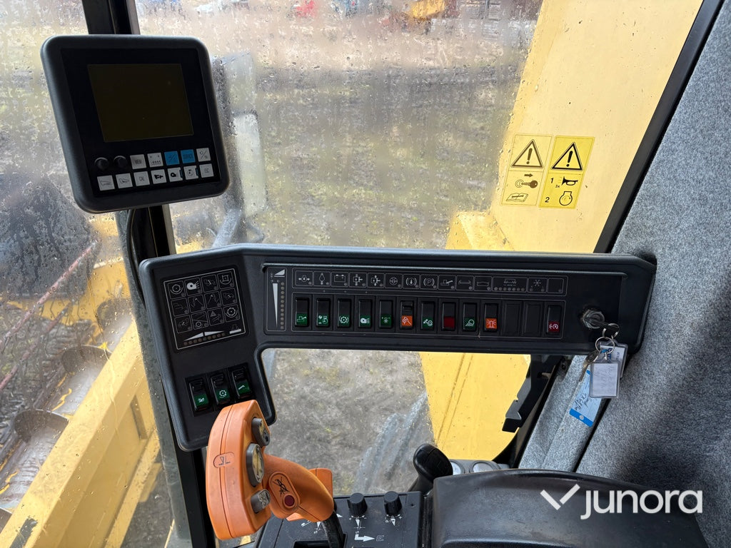 Skördetröska och vagn - NEW HOLLAND, TX68 PLUS