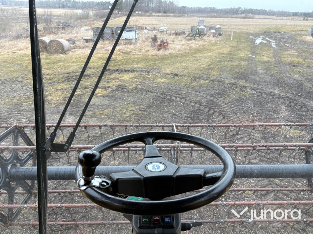 Skördetröska och vagn - NEW HOLLAND, TX68 PLUS