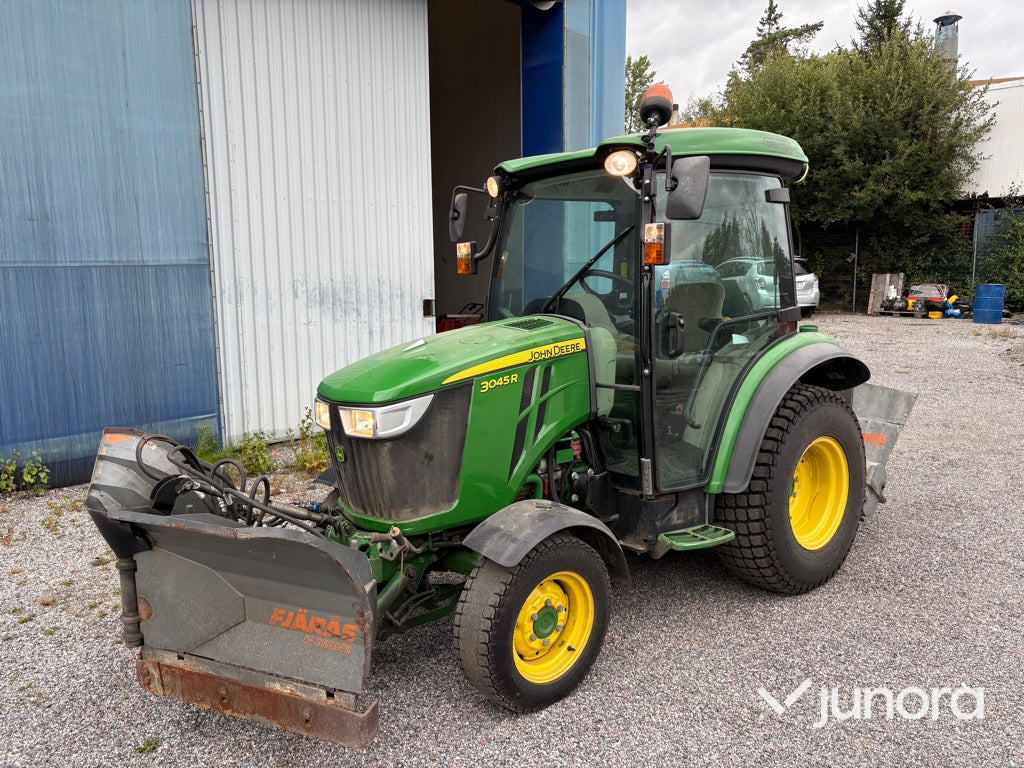 Traktor John Deere 3045R med vikplog och sandspridare
