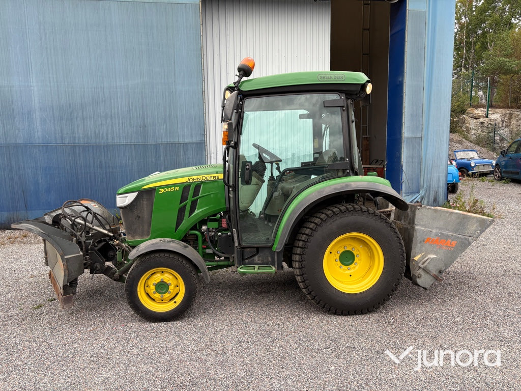 Traktor John Deere 3045R med vikplog och sandspridare