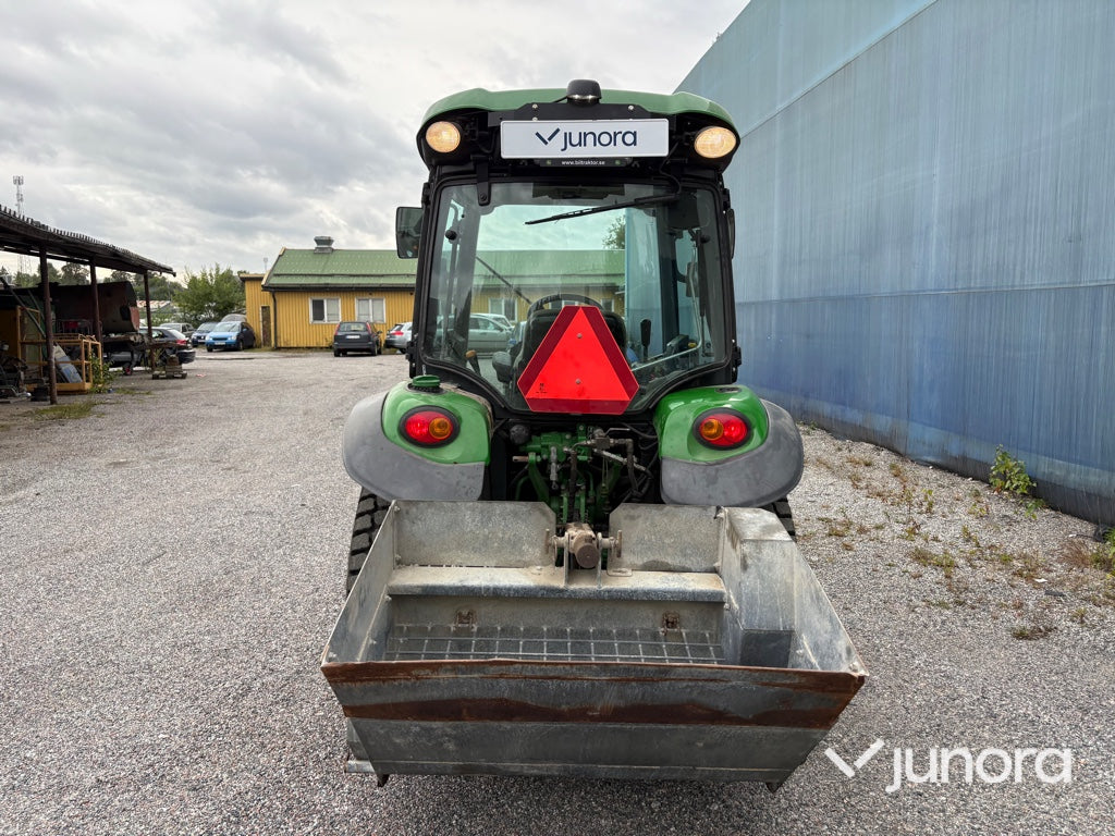 Traktor John Deere 3045R med vikplog och sandspridare