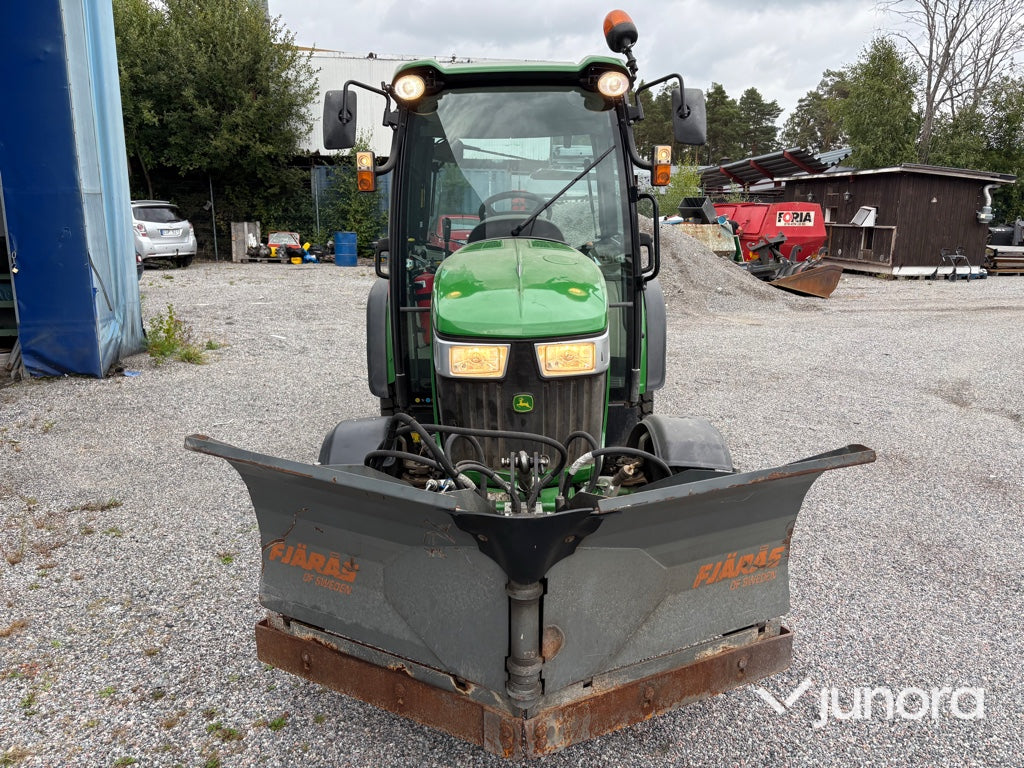 Traktor John Deere 3045R med vikplog och sandspridare