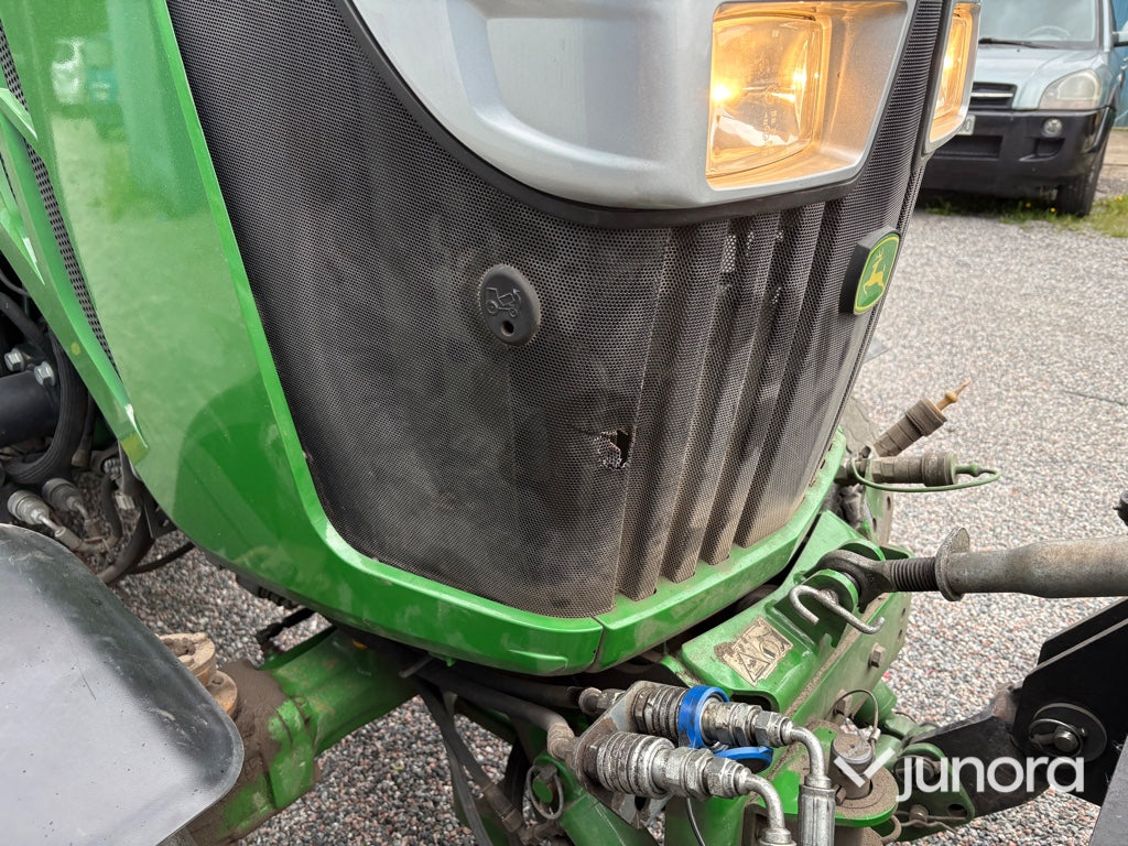 Traktor John Deere 3045R med vikplog och sandspridare