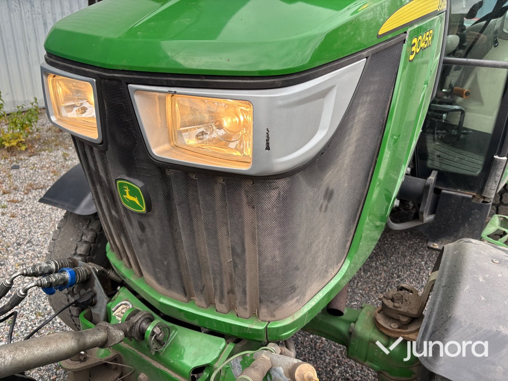 Traktor John Deere 3045R med vikplog och sandspridare
