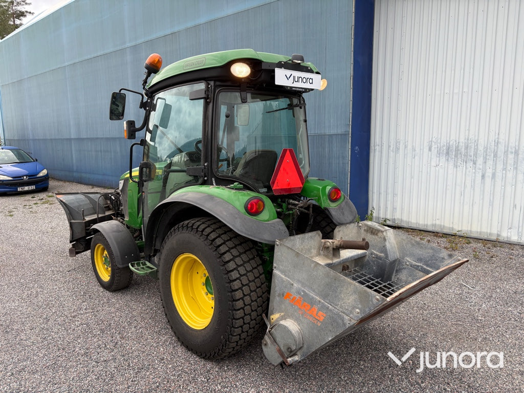 Traktor John Deere 3045R med vikplog och sandspridare