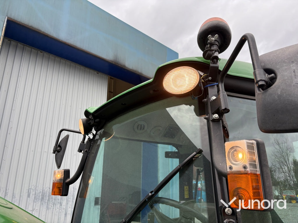 Traktor John Deere 3045R med vikplog och sandspridare
