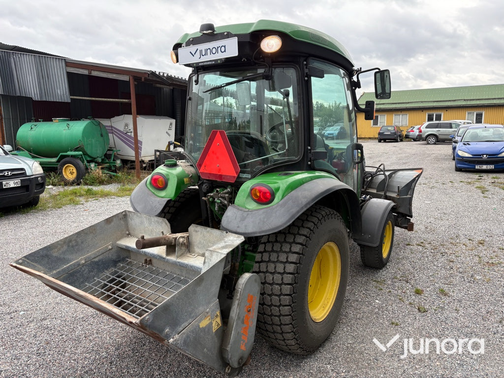 Traktor John Deere 3045R med vikplog och sandspridare