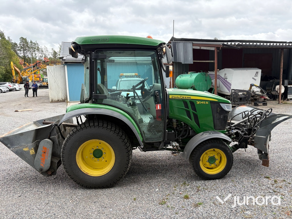 Traktor John Deere 3045R med vikplog och sandspridare