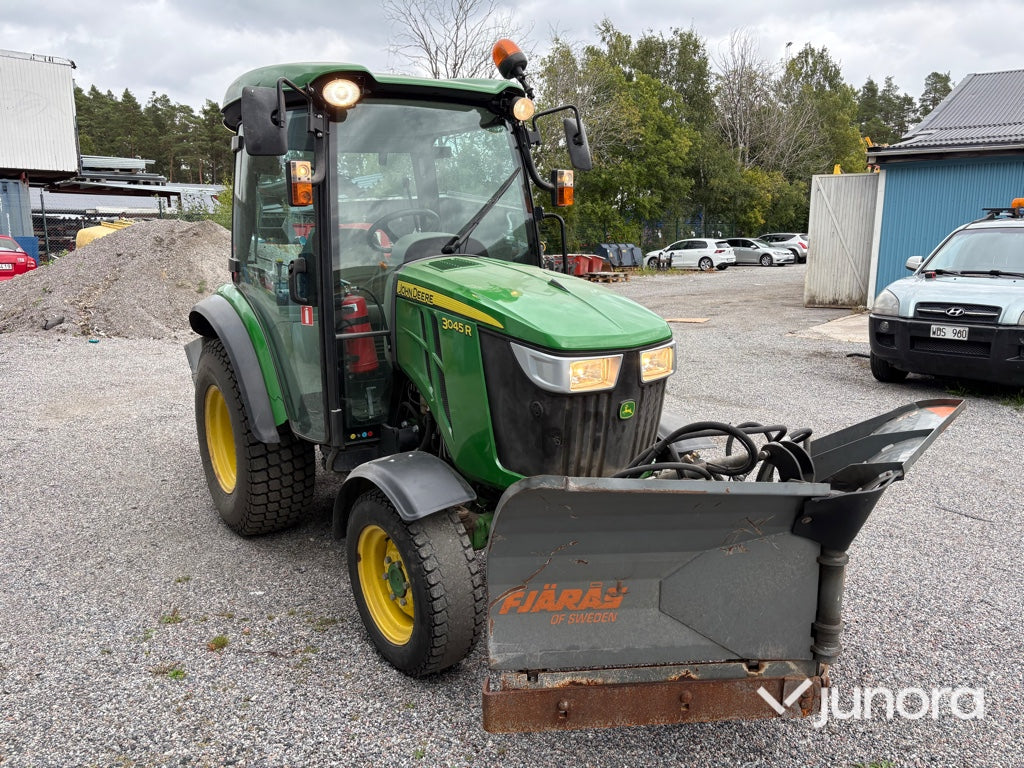 Traktor John Deere 3045R med vikplog och sandspridare
