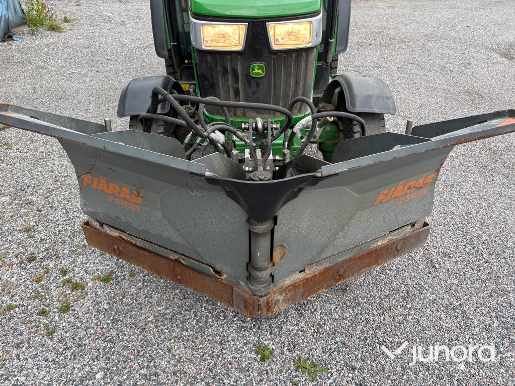 Traktor John Deere 3045R med vikplog och sandspridare
