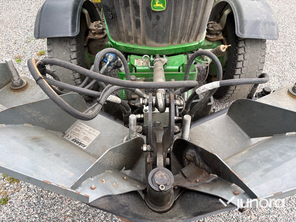 Traktor John Deere 3045R med vikplog och sandspridare