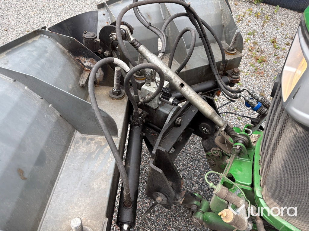 Traktor John Deere 3045R med vikplog och sandspridare