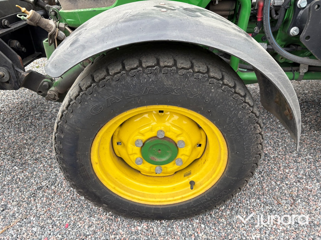 Traktor John Deere 3045R med vikplog och sandspridare