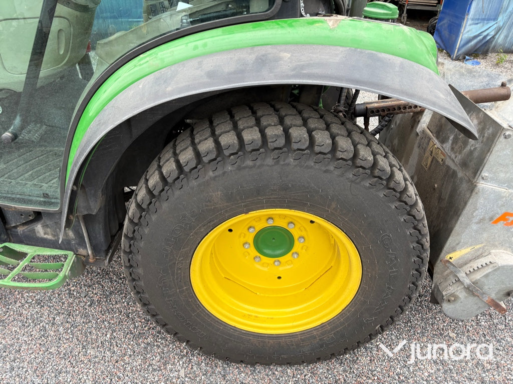 Traktor John Deere 3045R med vikplog och sandspridare