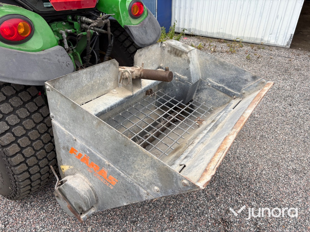 Traktor John Deere 3045R med vikplog och sandspridare