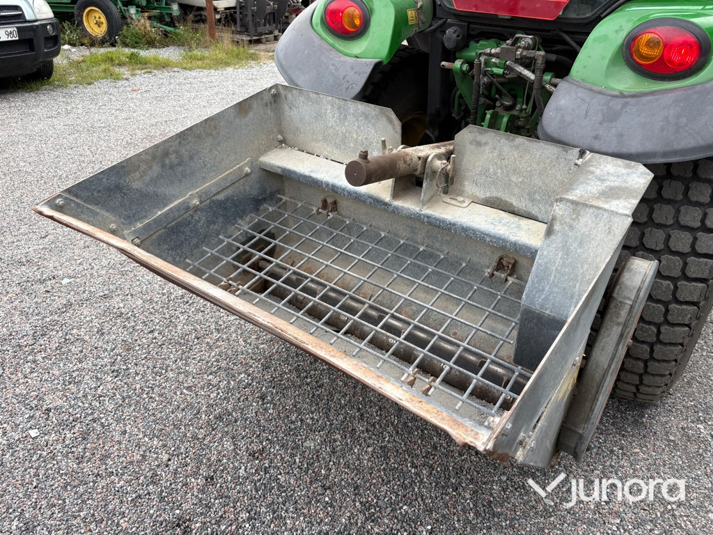 Traktor John Deere 3045R med vikplog och sandspridare