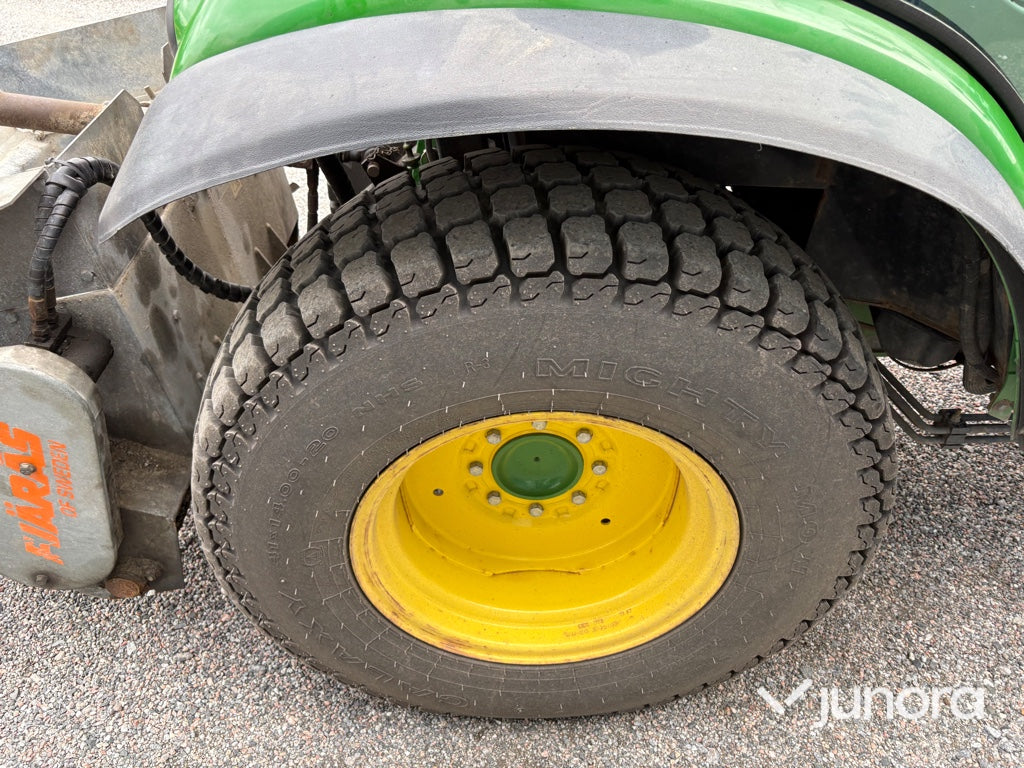 Traktor John Deere 3045R med vikplog och sandspridare