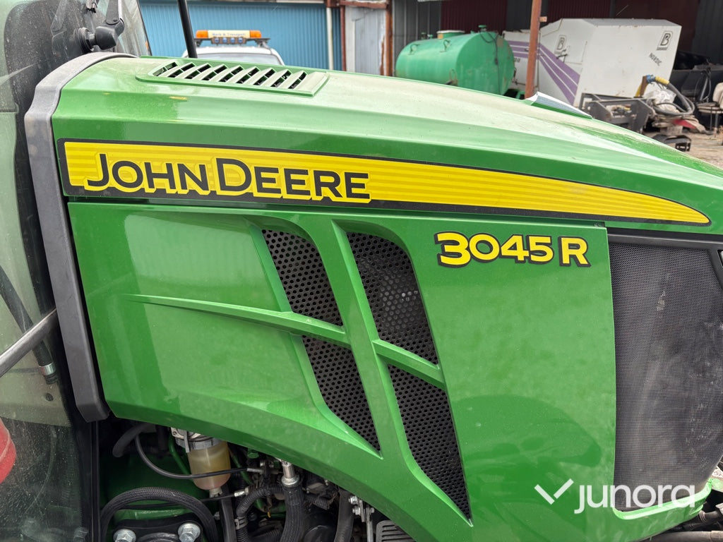 Traktor John Deere 3045R med vikplog och sandspridare