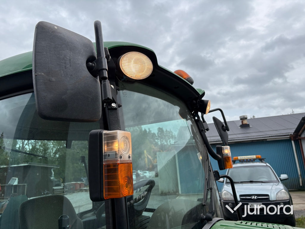 Traktor John Deere 3045R med vikplog och sandspridare