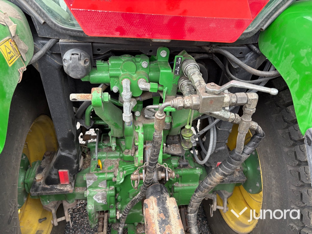 Traktor John Deere 3045R med vikplog och sandspridare