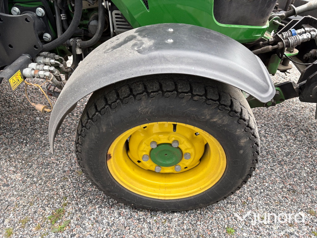 Traktor John Deere 3045R med vikplog och sandspridare