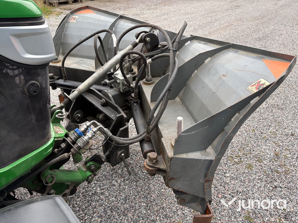 Traktor John Deere 3045R med vikplog och sandspridare