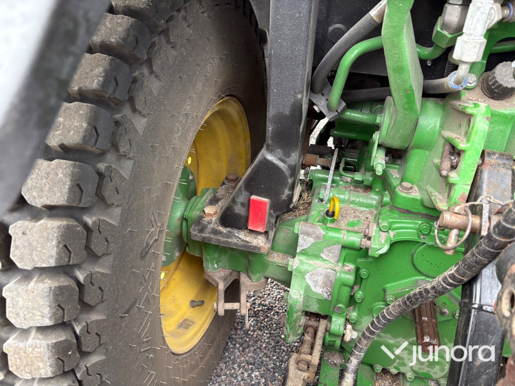 Traktor John Deere 3045R med vikplog och sandspridare