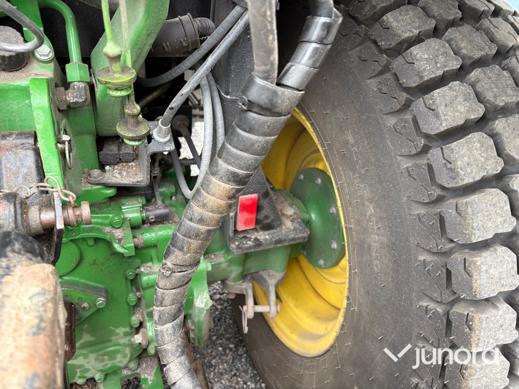 Traktor John Deere 3045R med vikplog och sandspridare