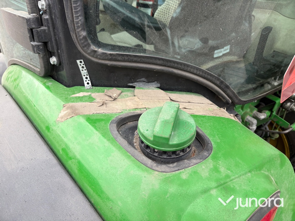 Traktor John Deere 3045R med vikplog och sandspridare