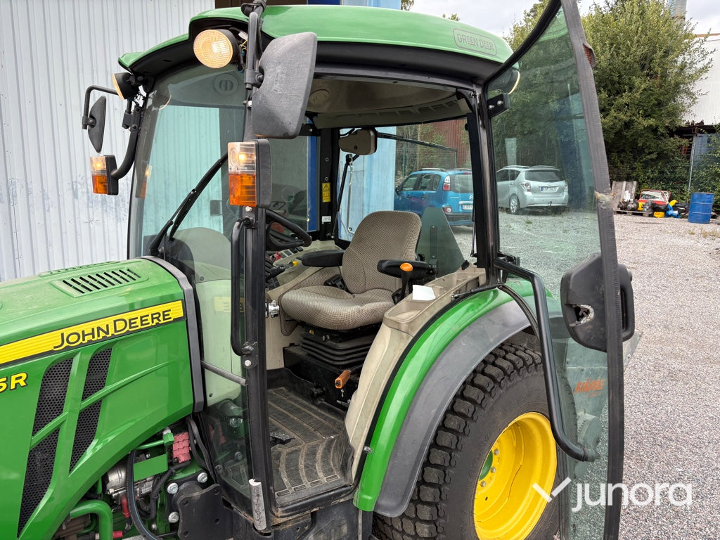 Traktor John Deere 3045R med vikplog och sandspridare