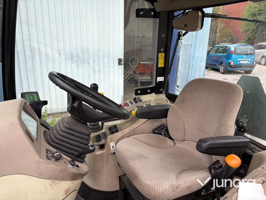 Traktor John Deere 3045R med vikplog och sandspridare