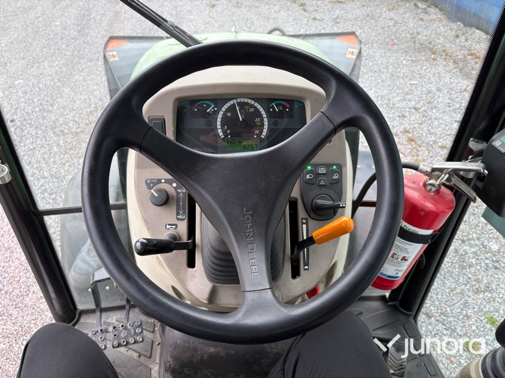Traktor John Deere 3045R med vikplog och sandspridare