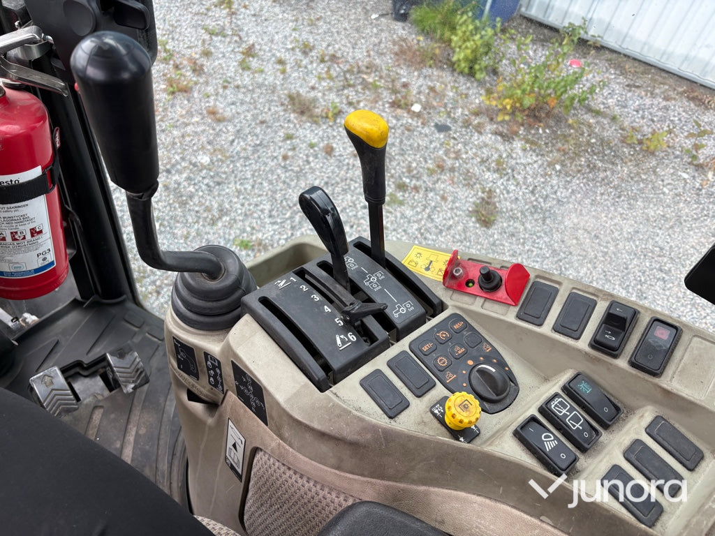 Traktor John Deere 3045R med vikplog och sandspridare