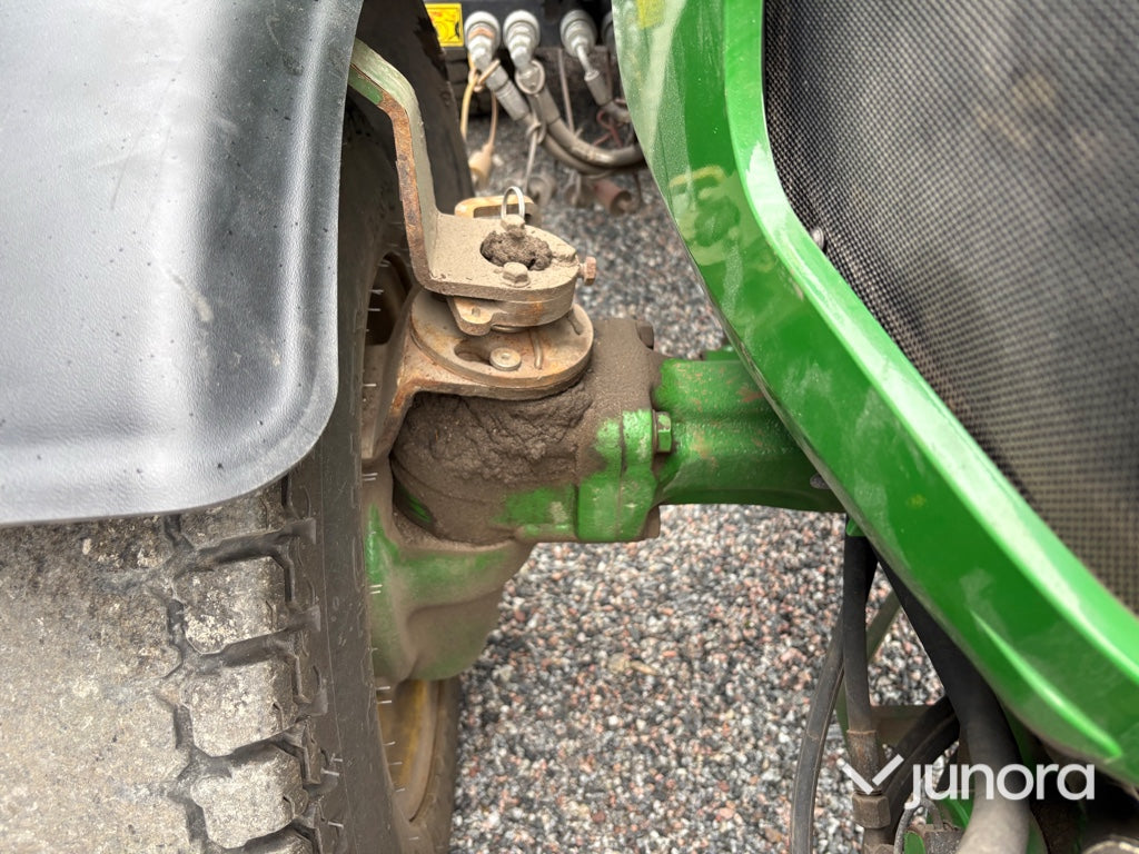 Traktor John Deere 3045R med vikplog och sandspridare