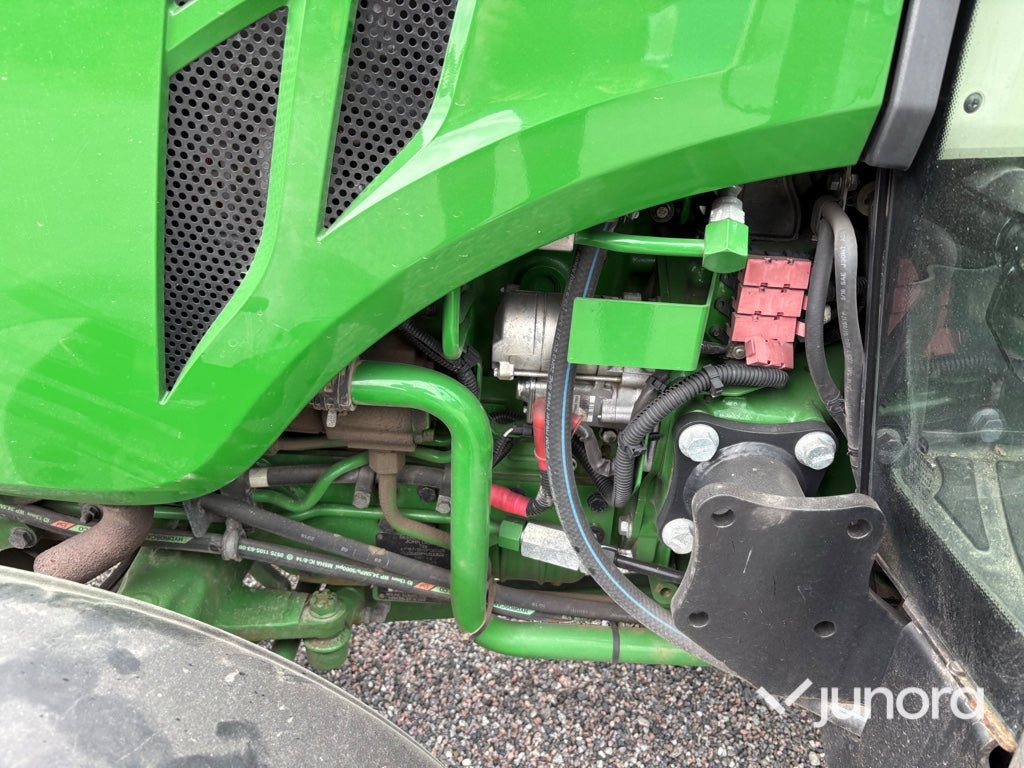 Traktor John Deere 3045R med vikplog och sandspridare