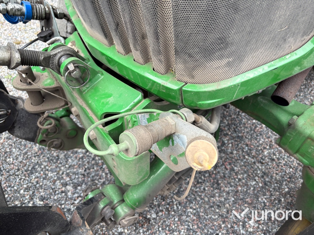Traktor John Deere 3045R med vikplog och sandspridare