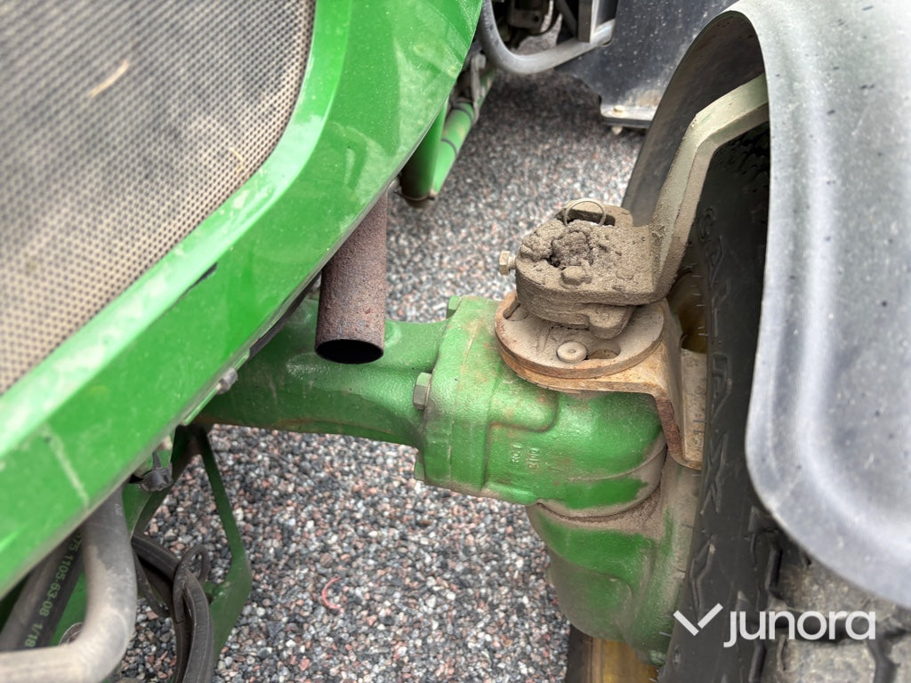 Traktor John Deere 3045R med vikplog och sandspridare