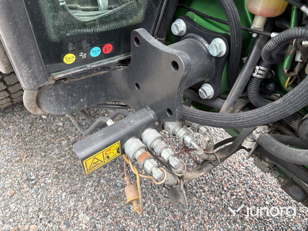 Traktor John Deere 3045R med vikplog och sandspridare