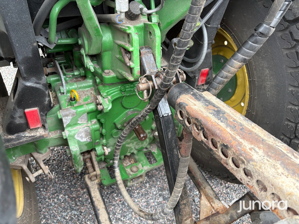 Traktor John Deere 3045R med vikplog och sandspridare