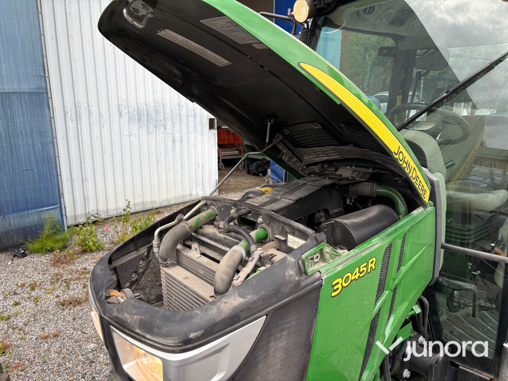 Traktor John Deere 3045R med vikplog och sandspridare