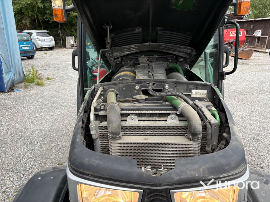 Traktor John Deere 3045R med vikplog och sandspridare