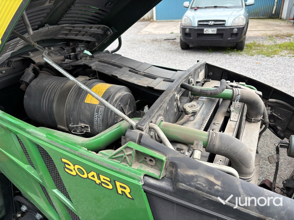 Traktor John Deere 3045R med vikplog och sandspridare
