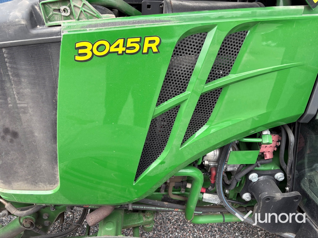 Traktor John Deere 3045R med vikplog och sandspridare